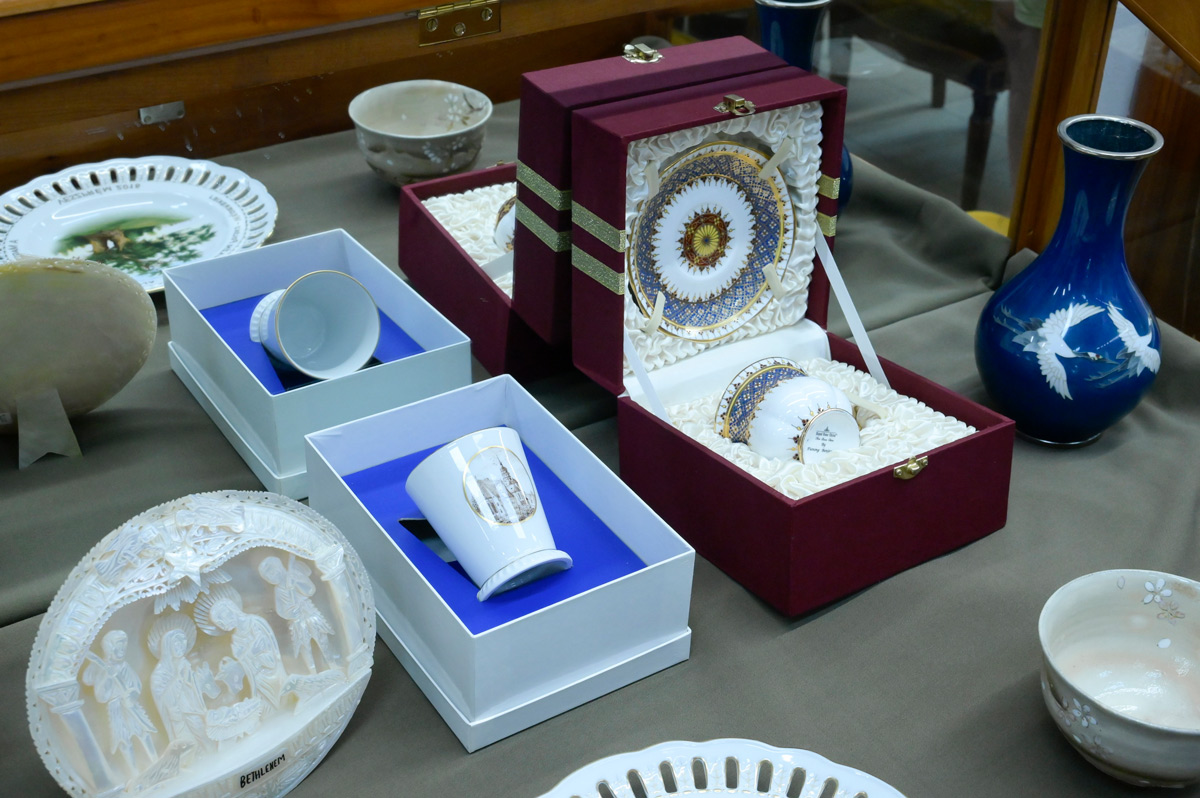 Elárverezik Áder János ajándékait