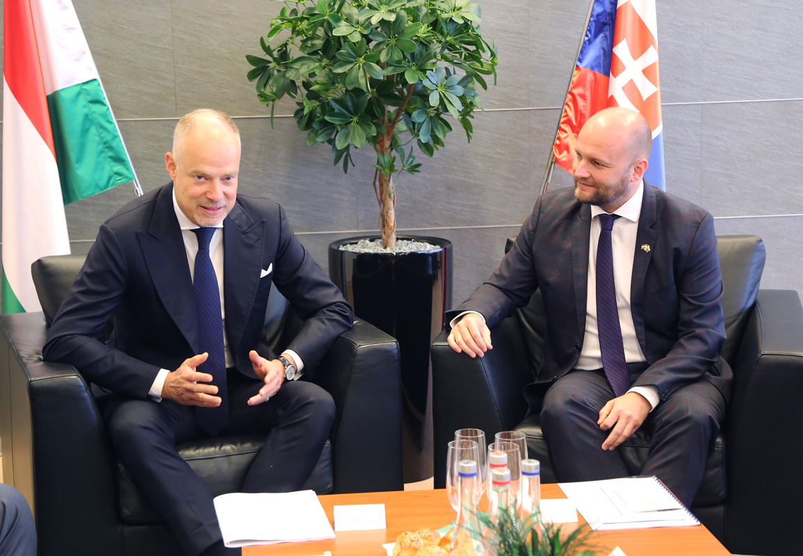 Magyarország elkötelezett haderőfejlesztési programjának folytatása mellett