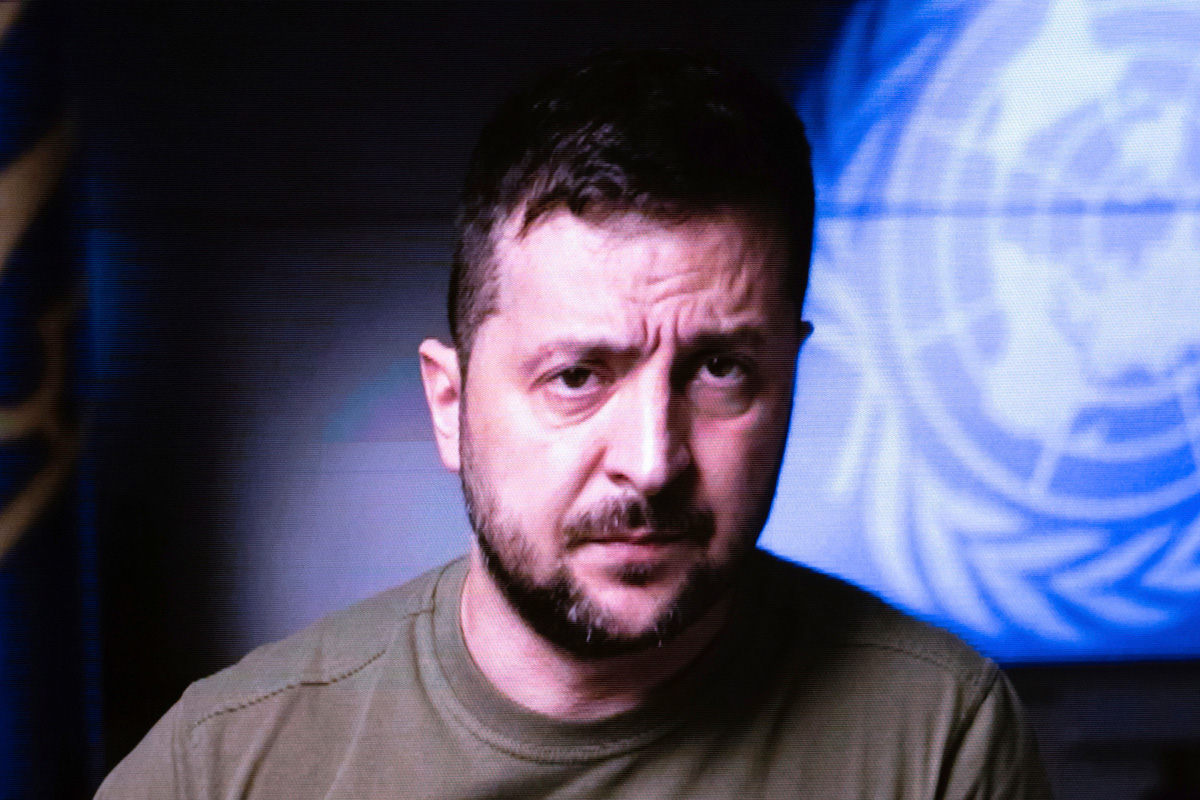 Zelenszkij szerint Oroszország tombol, Ukrajna legyőzhetetlen