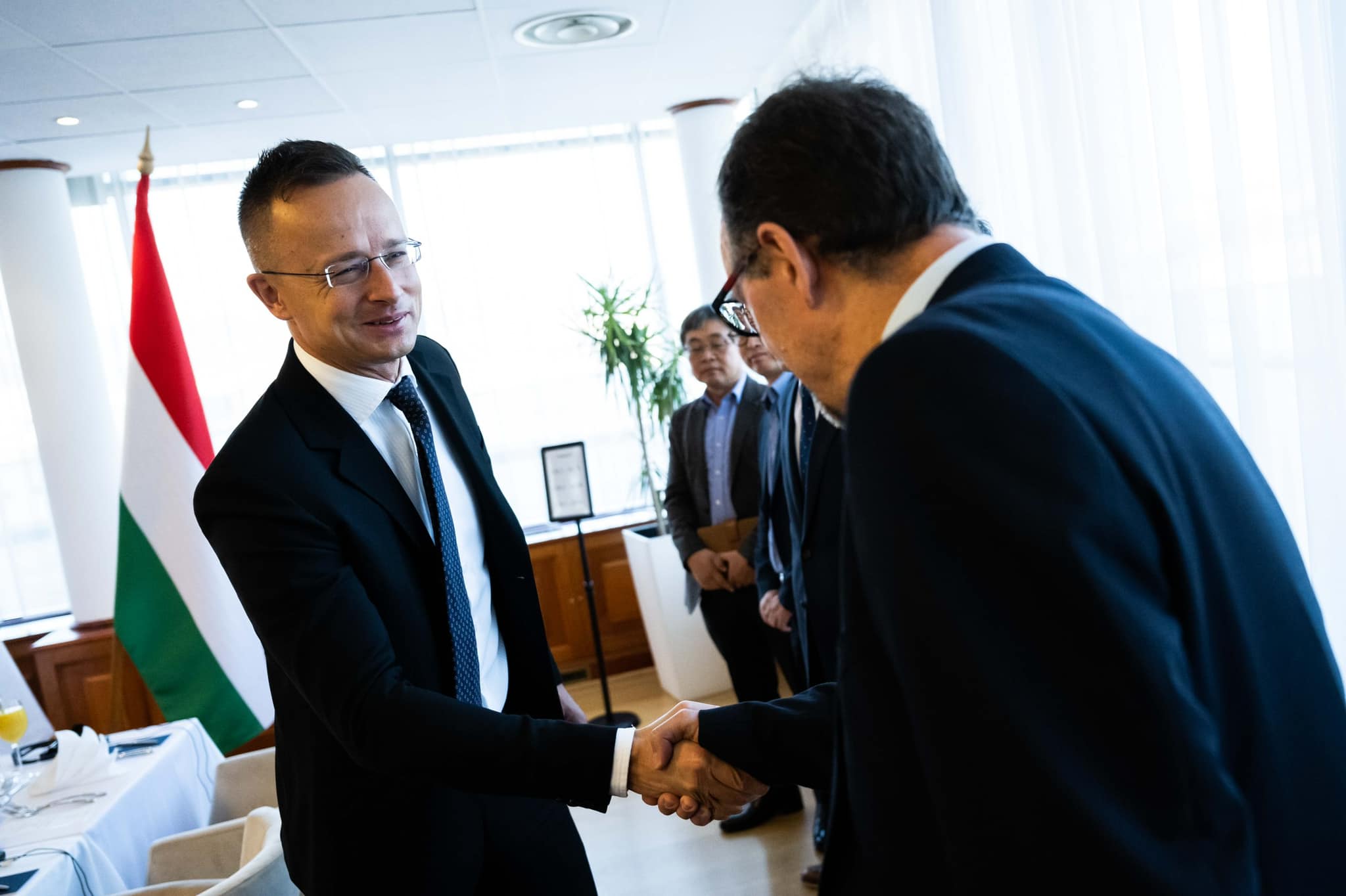 Ösztönözni kell a nemzetközi vállalatok munkahelyteremtő beruházásait