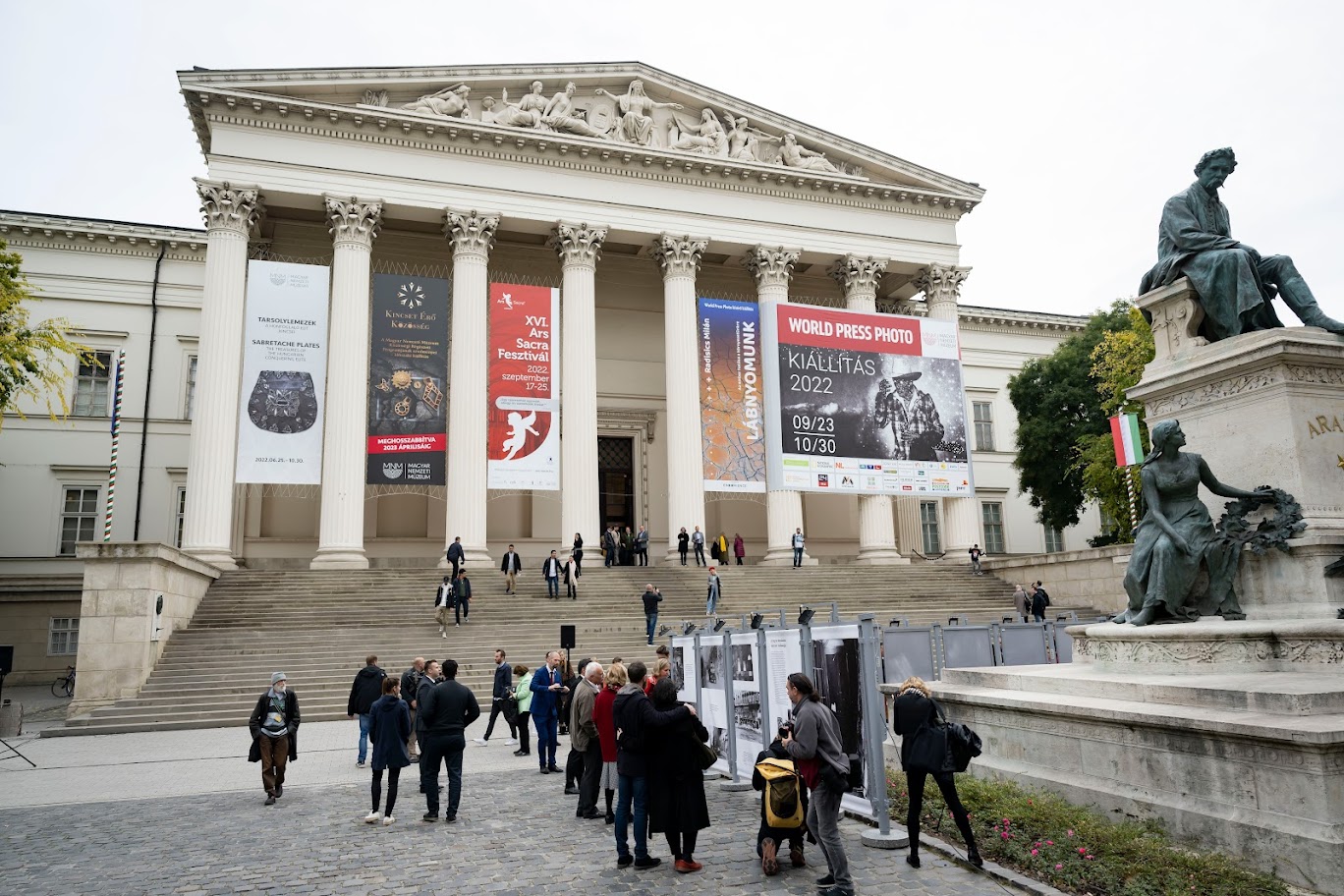Szabadtéri fotókiállítás nyílt a Nemzeti Múzeum kertjében