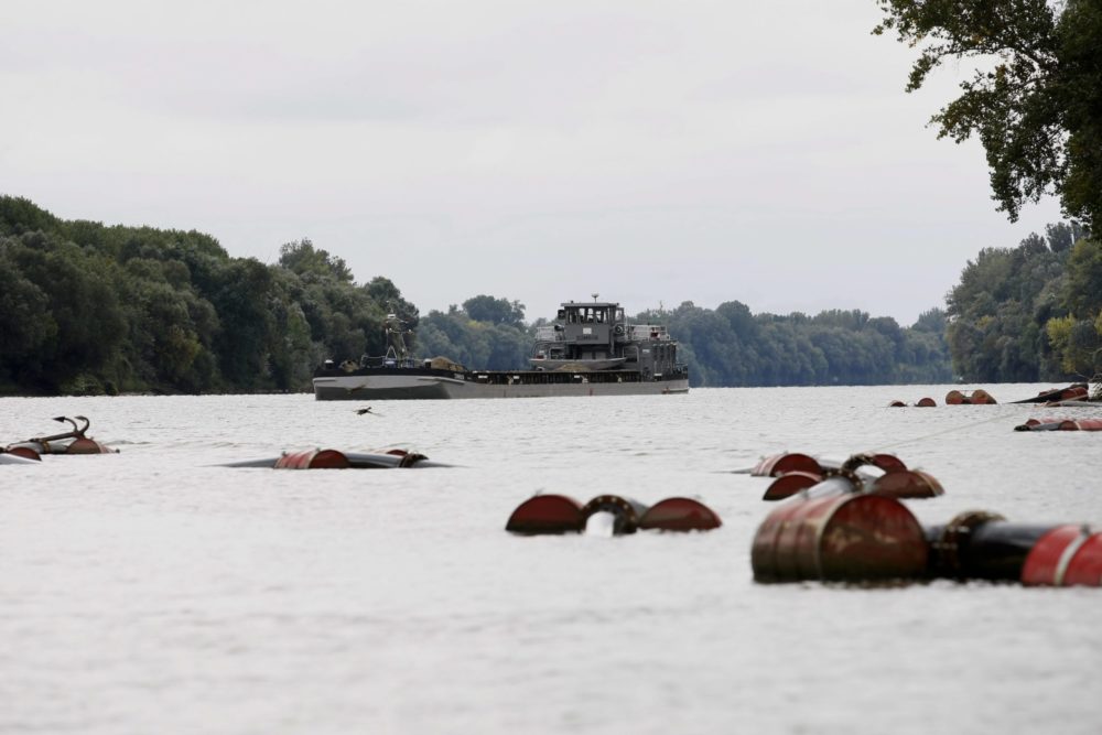 Gumimatracon úszott a csempészett cigaretta a Tiszán