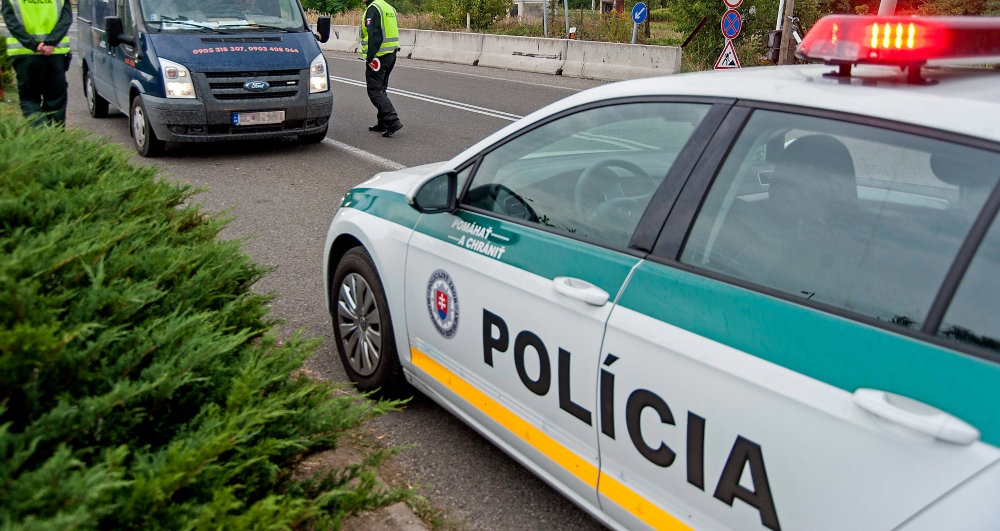 Két férfit megölt egy lövöldöző egy pozsonyi melegbár előtt