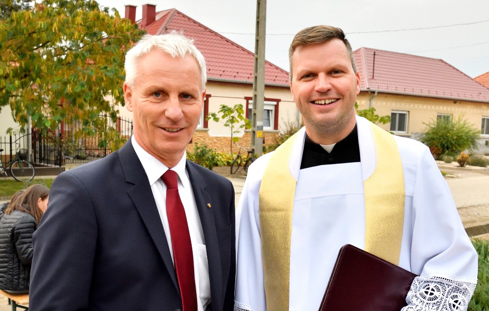 A közösségeink erősítése segít távol tartani a háborút