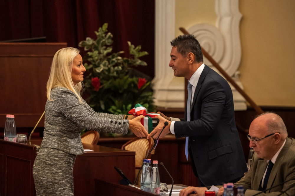 Trianon-kötetet adott Horváth Csabának a Fidesz-frakció