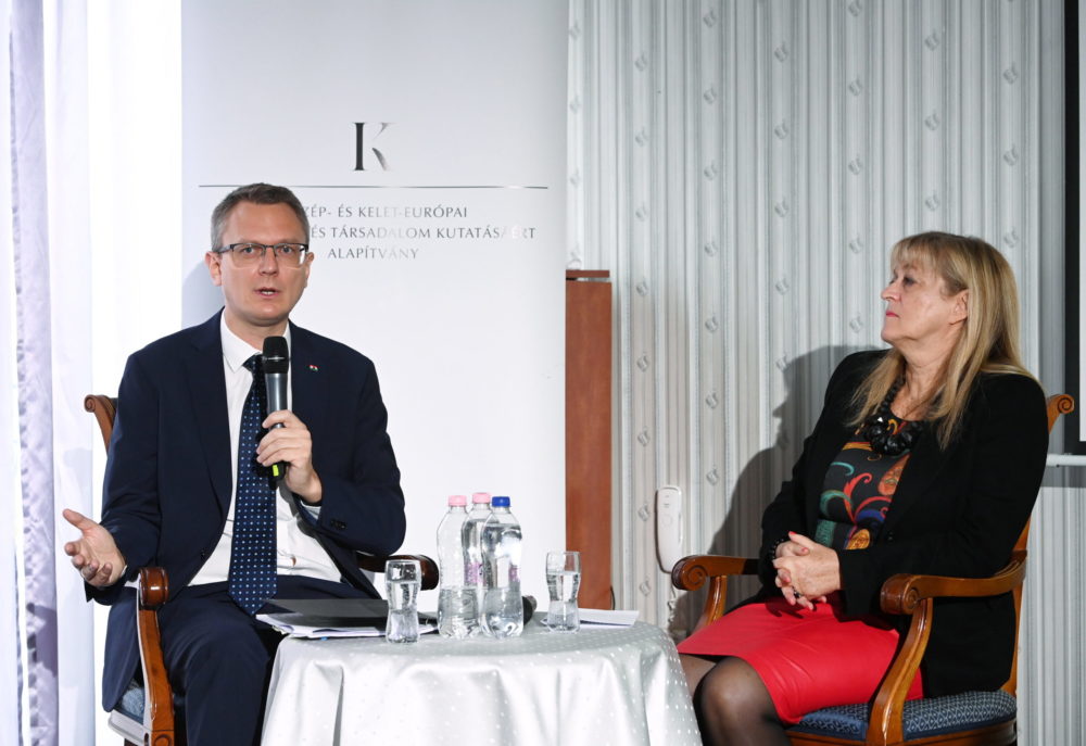 Rétvári Bence: A fiatalok jövőbeni önképe a történelemtanárokon múlik