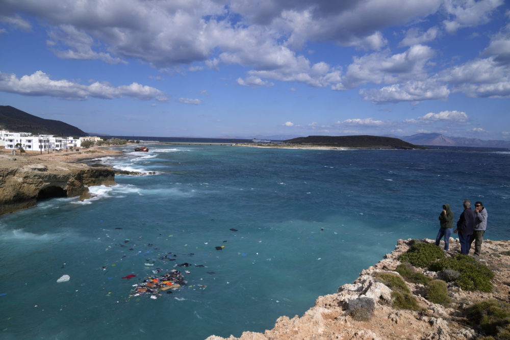 Migránsokat szállító vitorlás süllyedt el egy dél-görögországi szigetnél