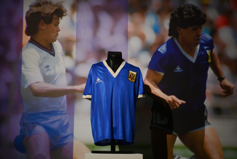Hárommillió dollárt hozhat Maradona „kezezős” labdája