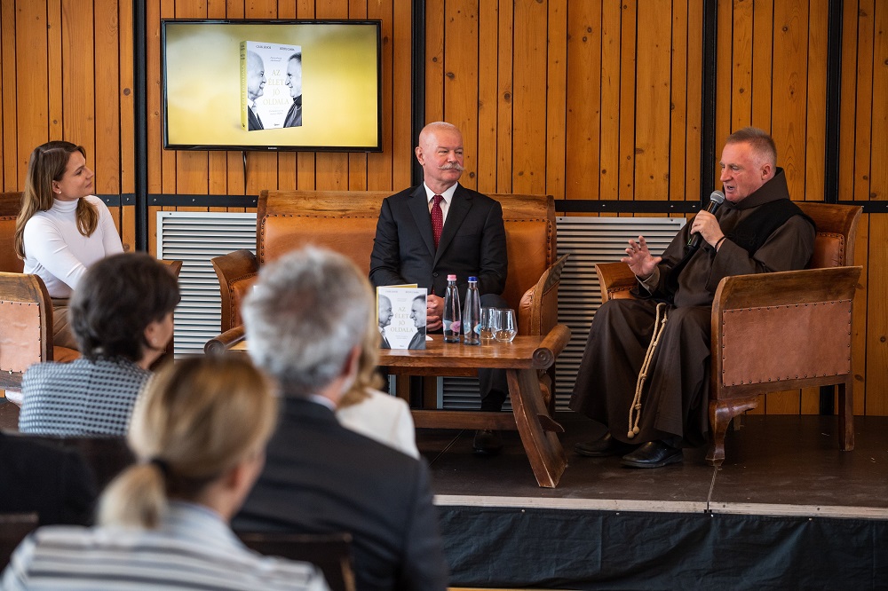 Az élet jó oldala címmel jelent meg Böjte Csaba és Csák János beszélgetős kötete