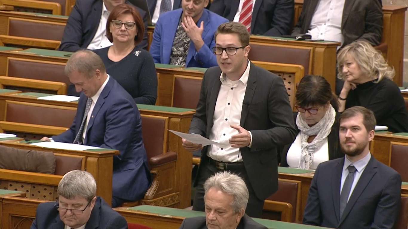 Momentumos Bedő Dávid: Orbán Viktor még mindig itt ül a nyakunkon