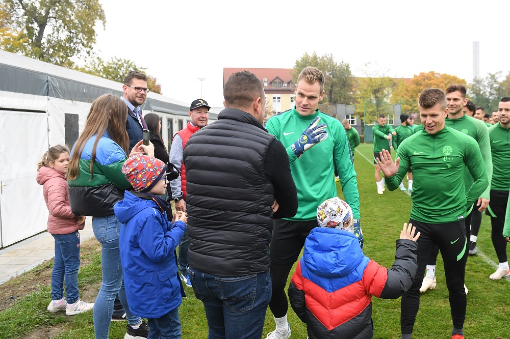 Beteg gyermekek látogatták meg a Ferencváros labdarúgócsapatát