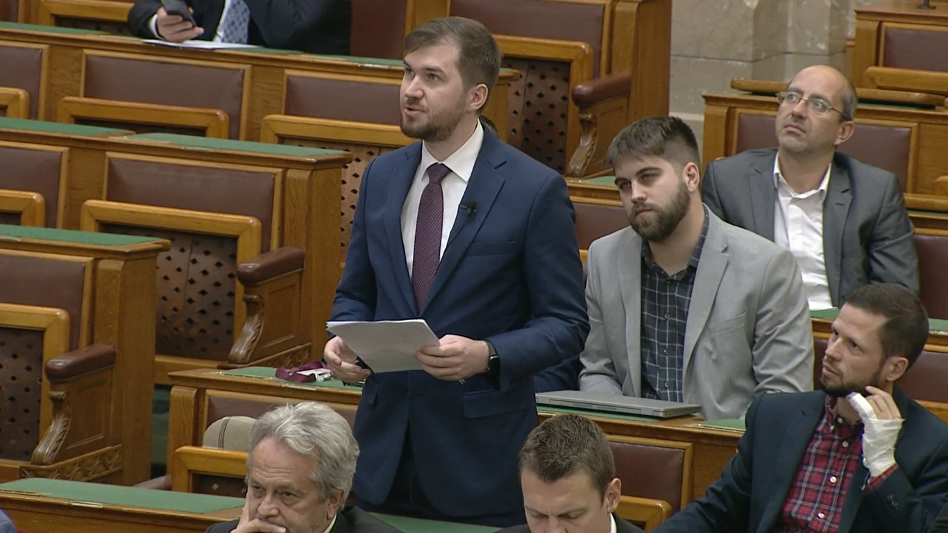 Gelencsér: addig kalap-kabát, nem a zsemle kicsi