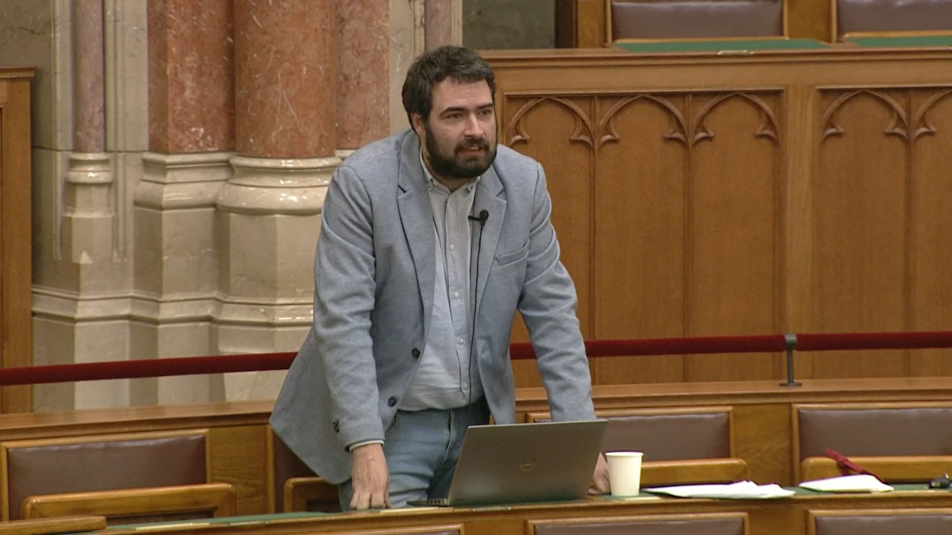 Gulyás Gergely Jámbornak: Kicsit visszafogottabban dicsérje a kormányt!