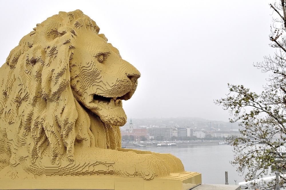 Lego-kockákból épített oroszlánt helyeztek el a Clark Ádám téren