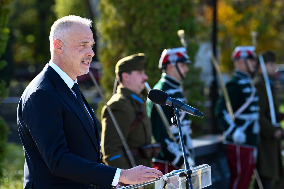 Emlékeznünk és emlékeztetnünk kell a harcban életüket áldozókra