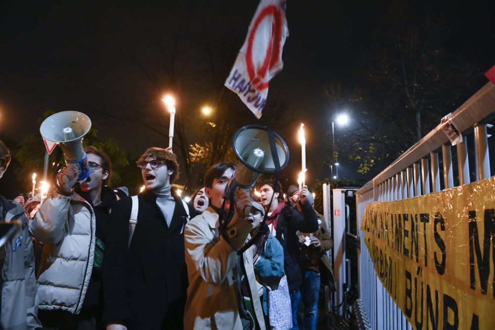 Tüntetést tartottak a közmédia székházánál