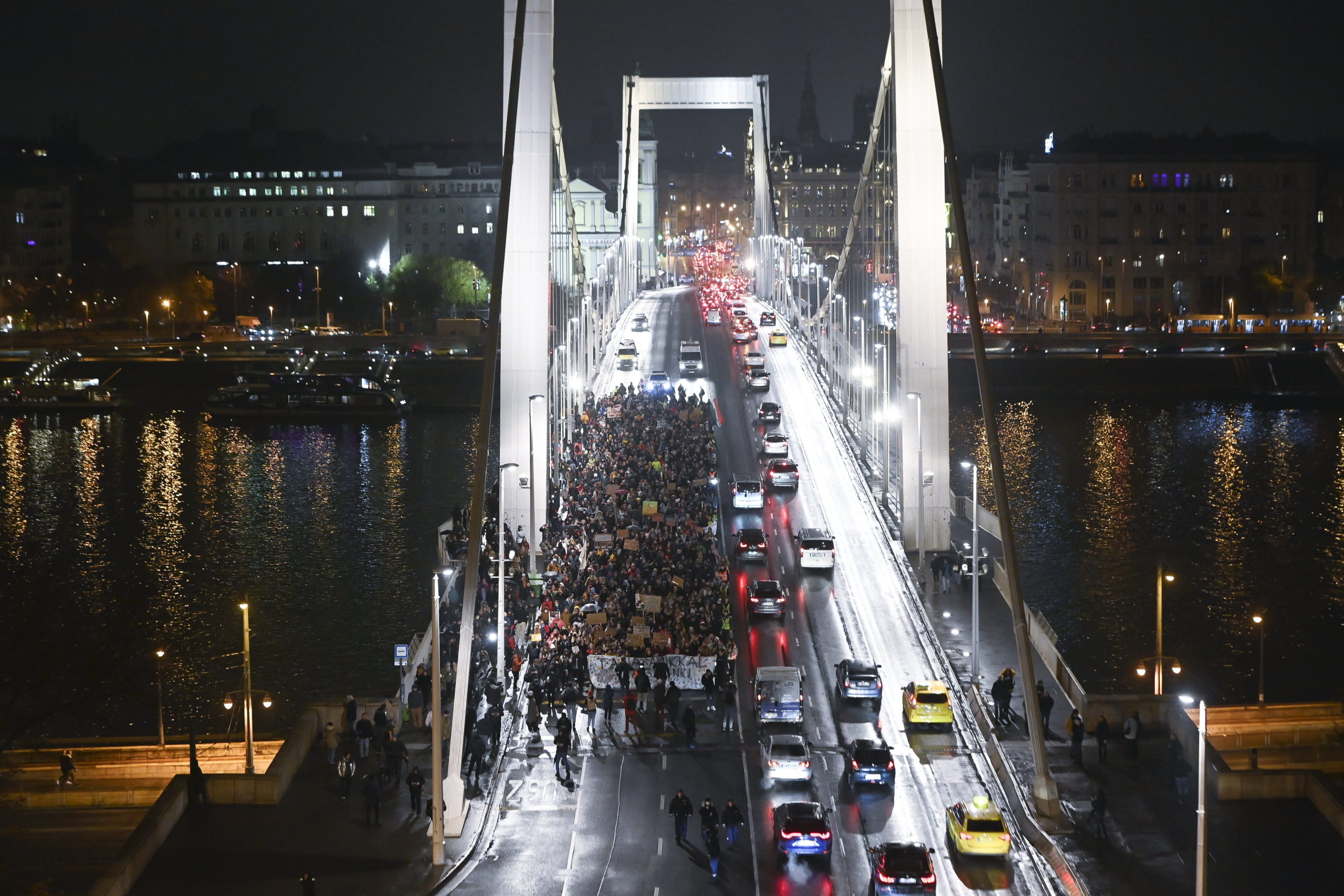 Már nem csak béremelésért, oktatási reformért is tüntettek Budapesten