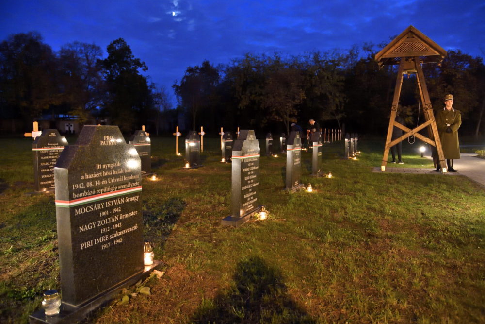 A HM kegyeleti gyertyagyújtása a Fiumei úti temetőben