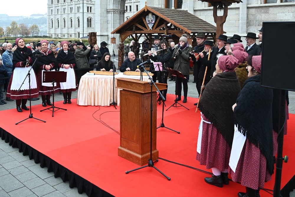 Első alkalommal adták át a nemzet betlehemét a Kossuth téren