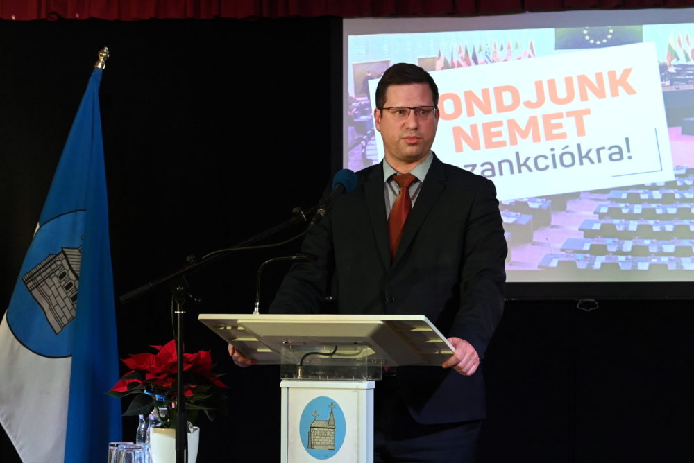 Gulyás Gergely arra biztatott, töltsék ki minél többen a konzultációs ívet