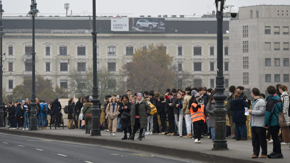 Ismét tanárok és diákok tüntettek élőlánccal