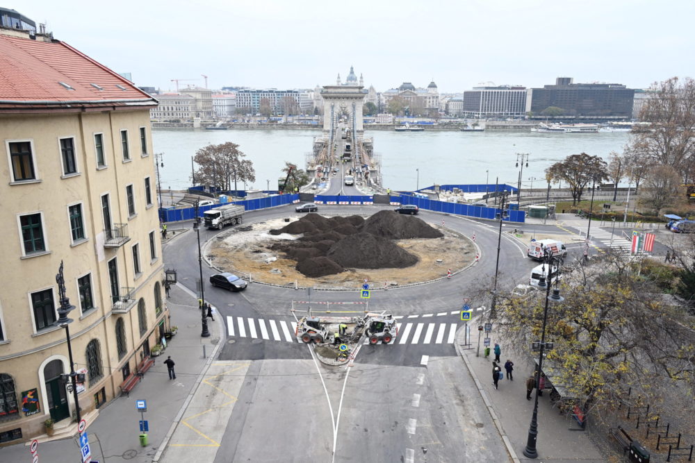 Visszanyerte eredeti formáját a Clark Ádám téri körforgalom