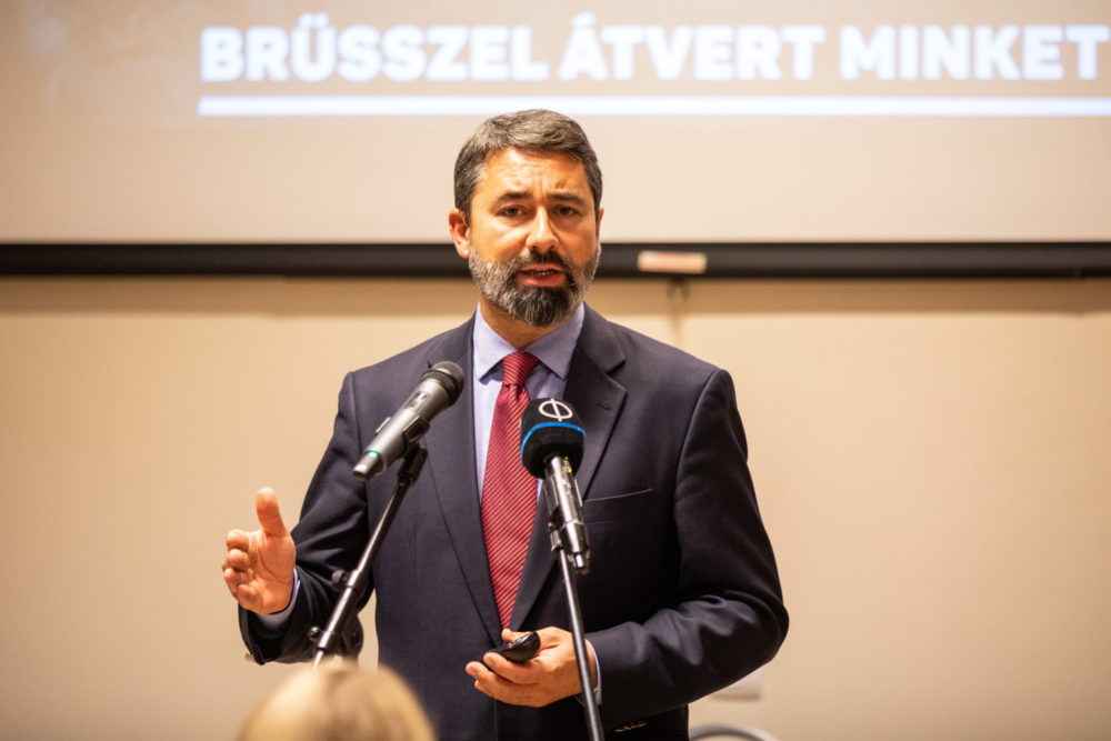 Hidvéghi Balázs: A magyar kormány kikéri az emberek véleményét