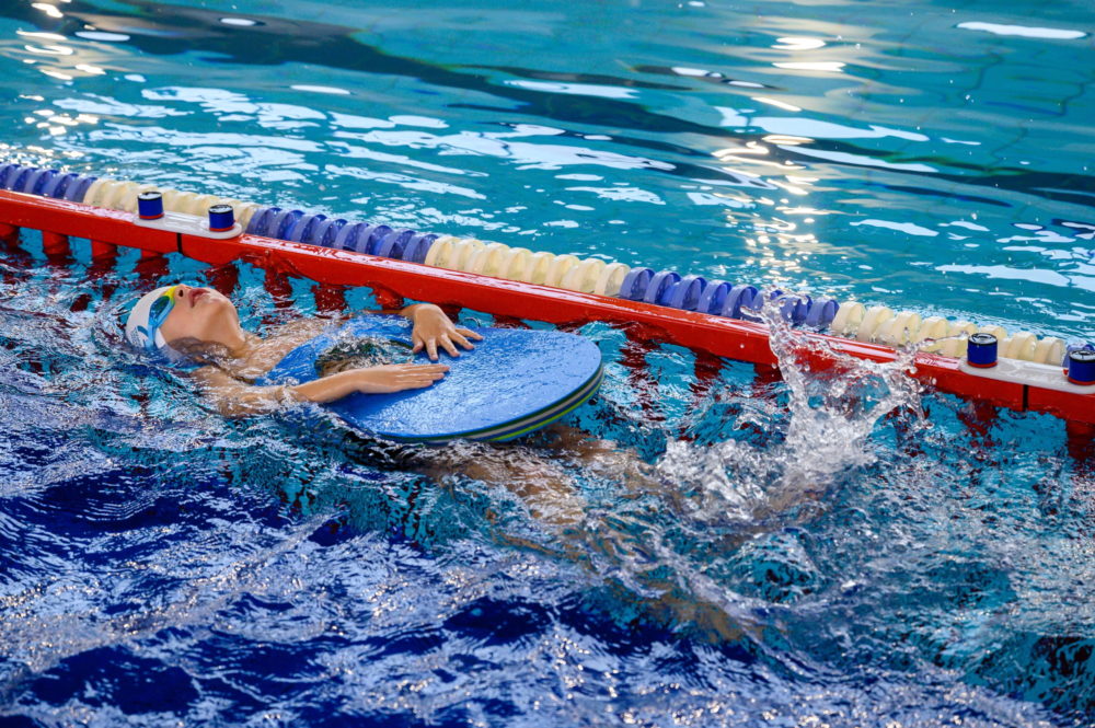 Hetvenhét uszoda működését támogatja a kormányzat