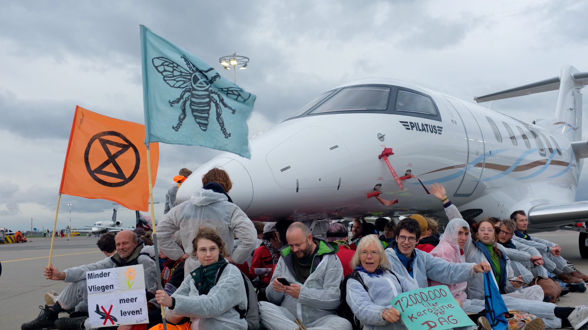 Környezetvédő aktivistákat állítottak elő az amszterdami repülőtéren