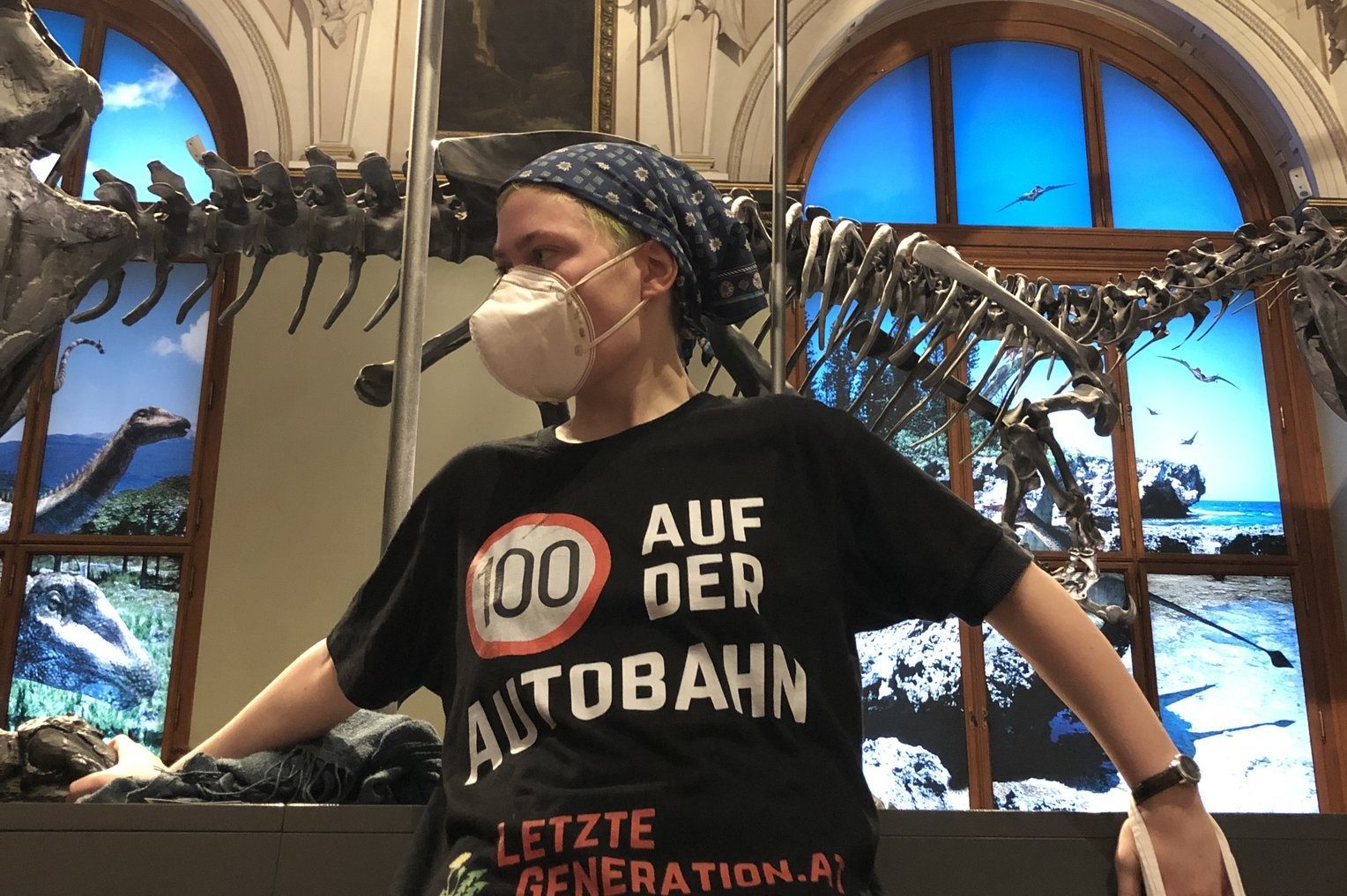 Bécsben dinoszauruszoknál akcióztak a klímaaktivisták