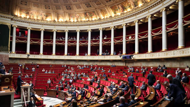 Rasszista bekiabálás miatt felfüggesztették a vitát a francia nemzetgyűlésben