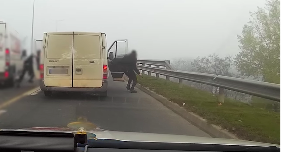 Letartóztatták a rendőrökre lövöldöző embercsempészeket