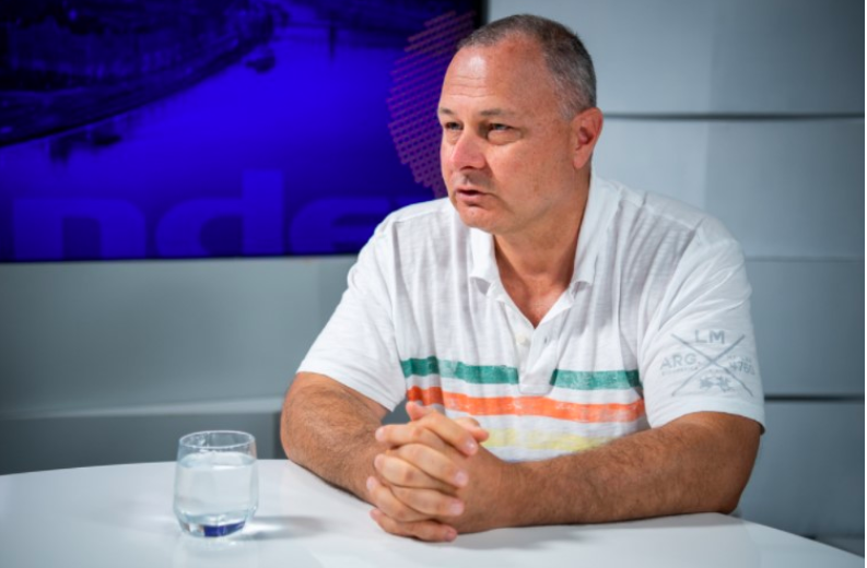 Luxusautókban pózol, 300-zal száguldozik a milliárdos Benzinkirály