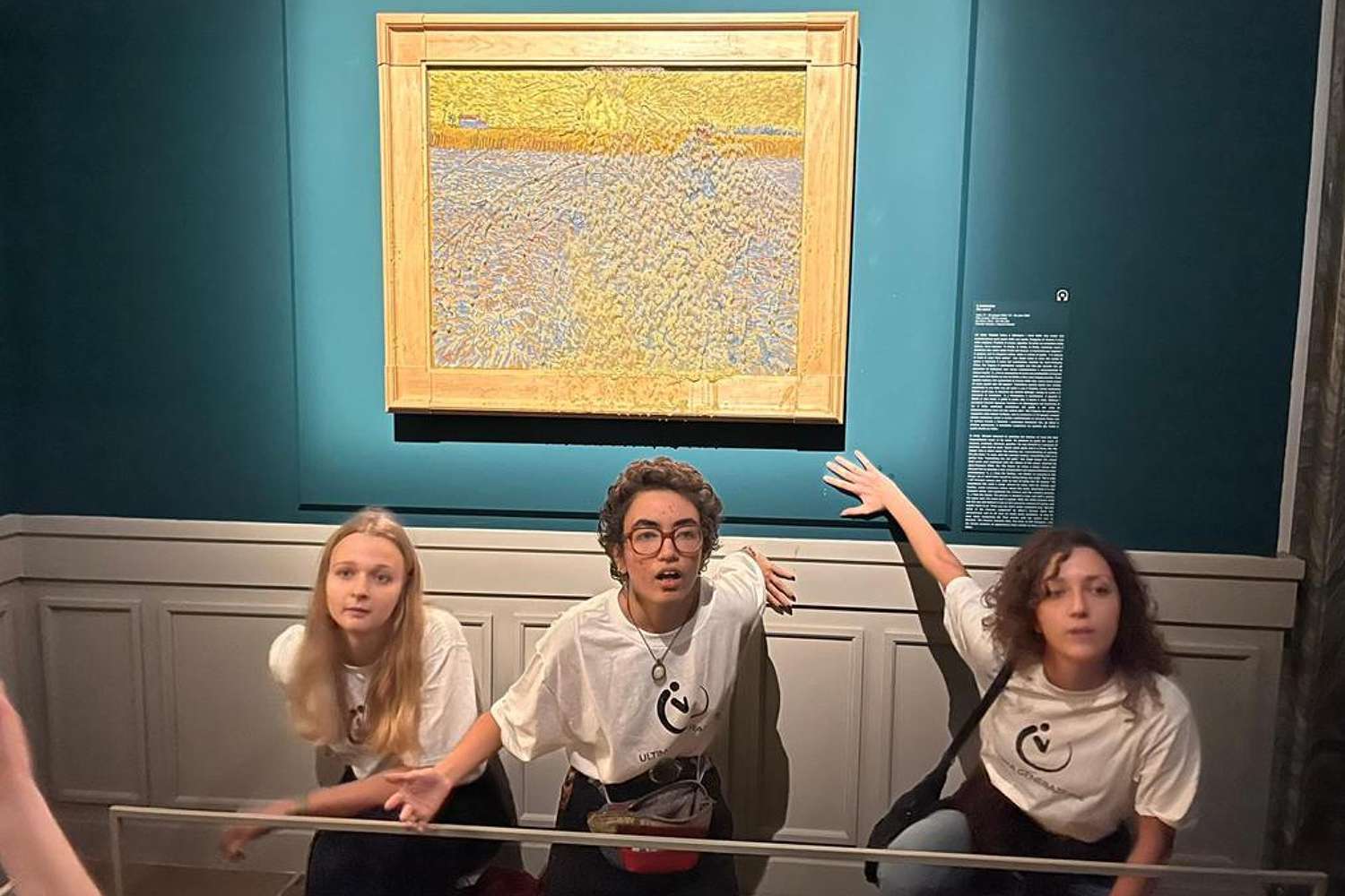 Klímaaktivisták borsólevessel öntöttek le egy Van Gogh-festményt Rómában