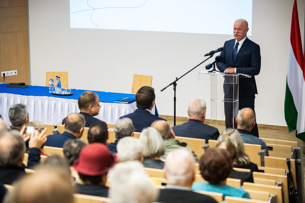 Csák János: A kormány sínen tartja az országot