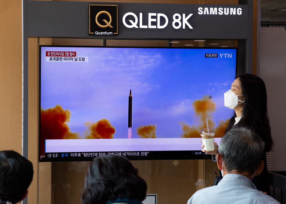 Dél-Korea szankciókkal büntette Észak-Korea rakétaprogramjának támogatóit