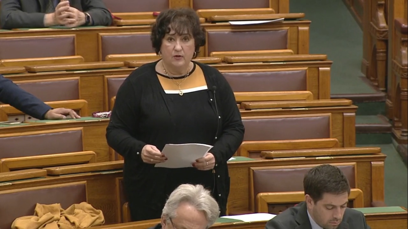 Rétvári Bence Gurmai Zitának: a kamuvideós Korózs Lajos babérjaira tör