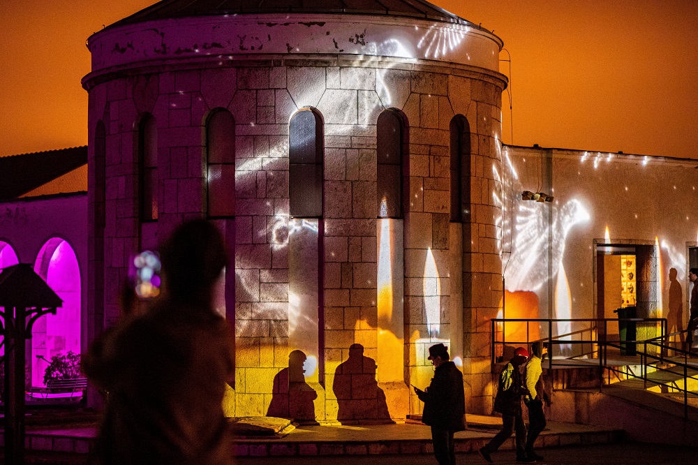 Fényfestés a Farkasréti temetőben
