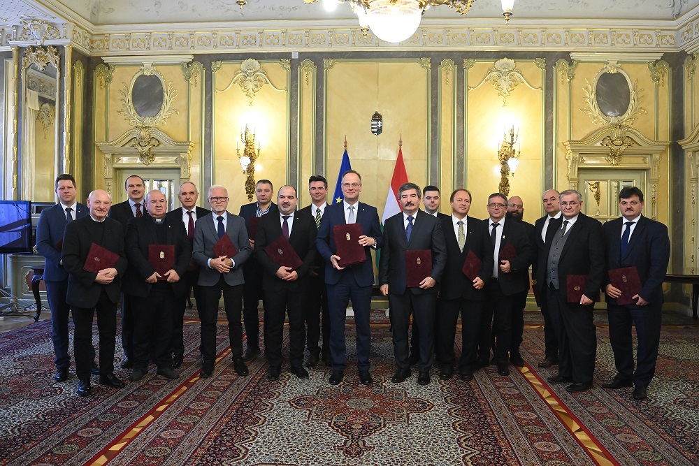 Stratégiai együttműködési megállapodásokat kötött Navracsics Tibor