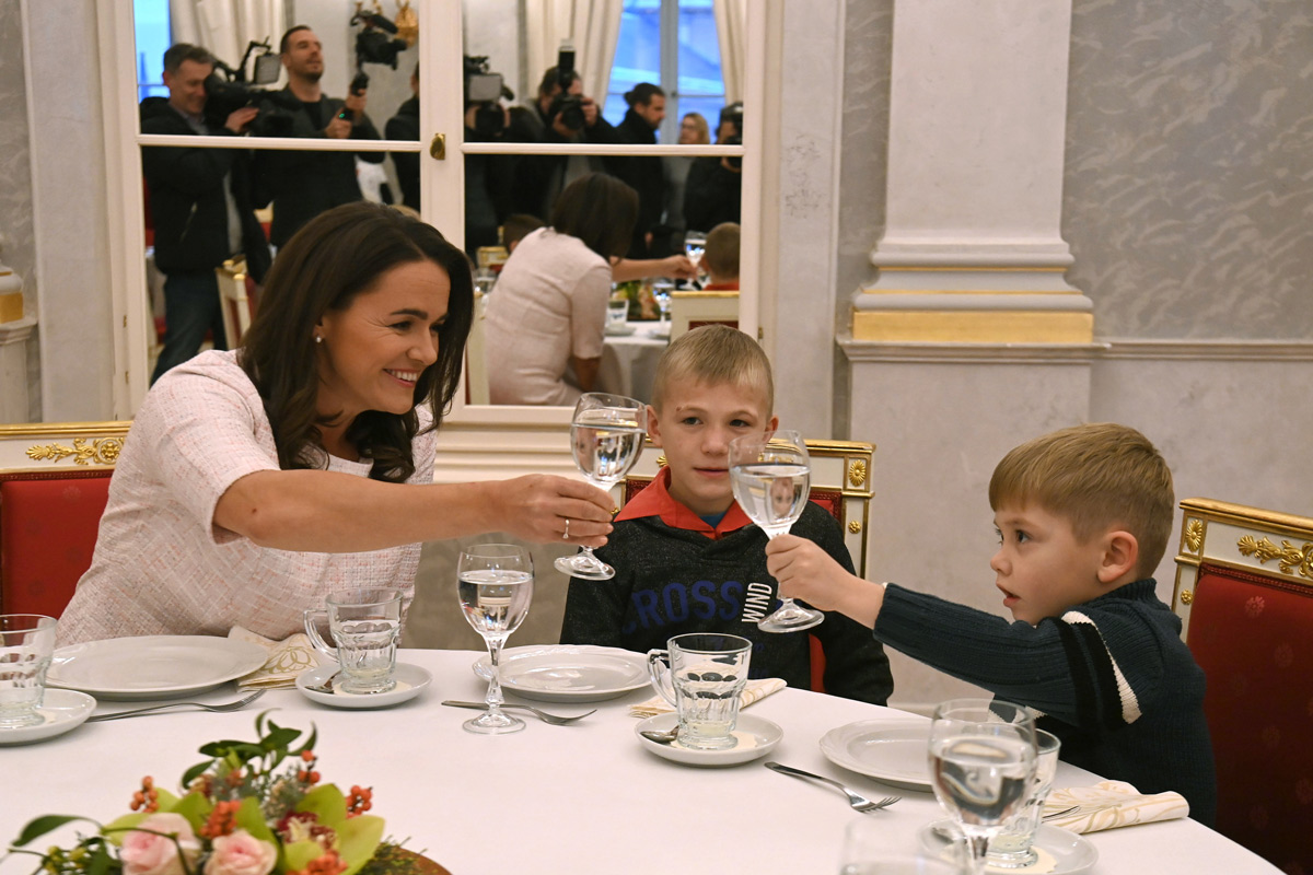 Novák Katalin kárpátaljai gyerekeket fogadott a Sándor-palotában