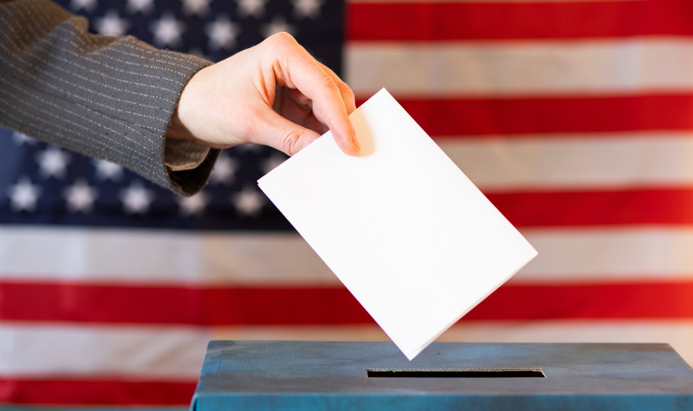 Szoros versenyben a szenátusban 49-49, a képviselőházban 211-201 az állás