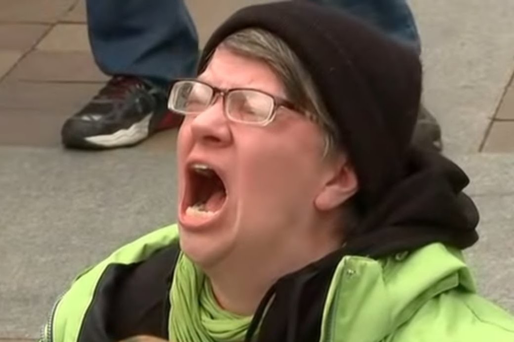 Bocsánatot kért a Twitter-alapító