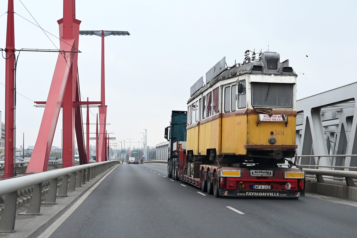 Az autók sávjában ment át egy villamos a Rákóczi hídon