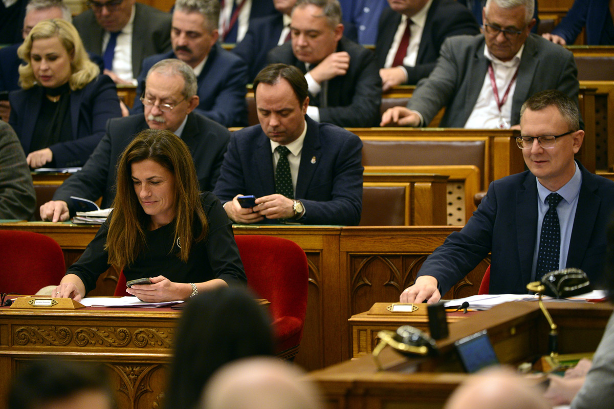 Újabb törvényt fogadtak el a Brüsszellel való megállapodás érdekében