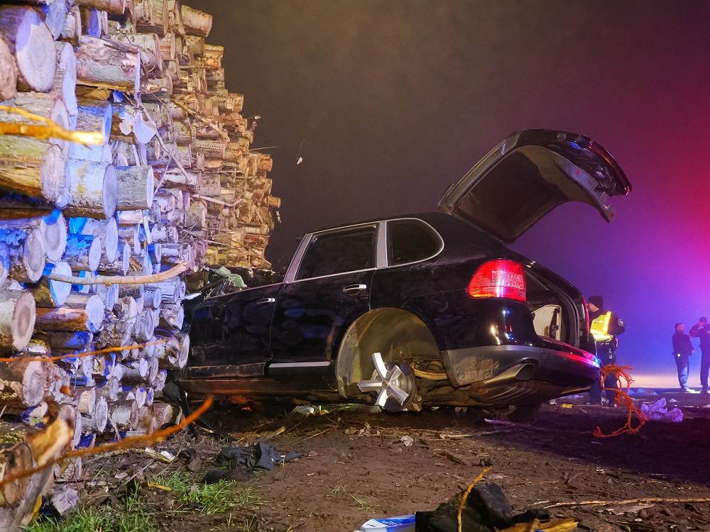 Farakásnak ütközött egy migránsokat szállító gépkocsi Zsana közelében