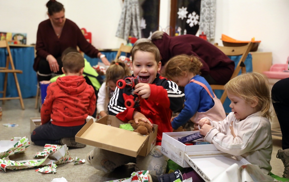 Rászoruló társaiknak állítottak össze ajándékcsomagokat iskolás gyerekek