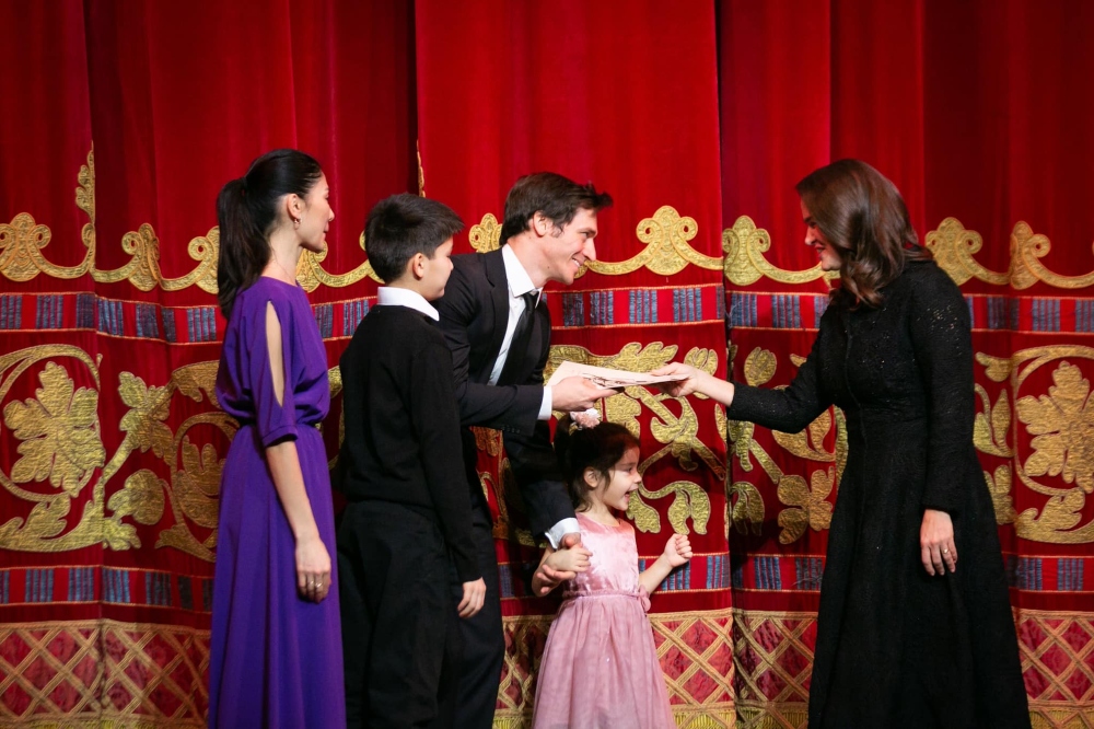 Novák Katalin külföldi származású balettművészek honosítási okiratát adta át