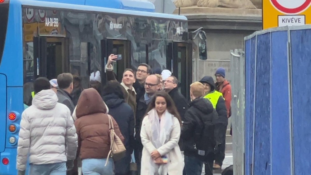 Látványosan átbuszozott a Lánchídon Karácsony Gergely, aztán autóba ült