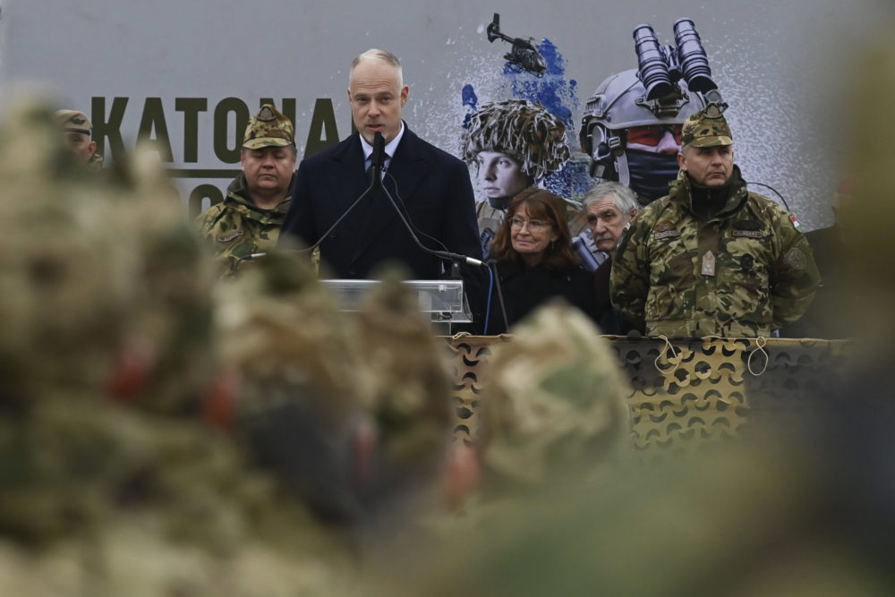 Honvédelmi miniszter: Eszközeiben modern, elszánt haderőt építünk