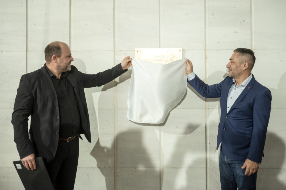 Felavatták Tamási Áron emléktábláját a felvidéki Révkomáromban